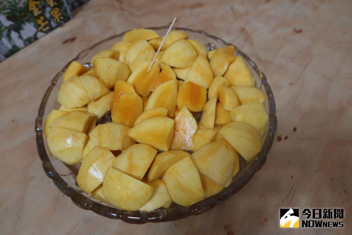 ▲金蜜芒果甜度超過21度，剖開芒果滴下來的汁就像不摻水蜂蜜一般甜。（圖／記者陳雅芳攝，2020.07.12）