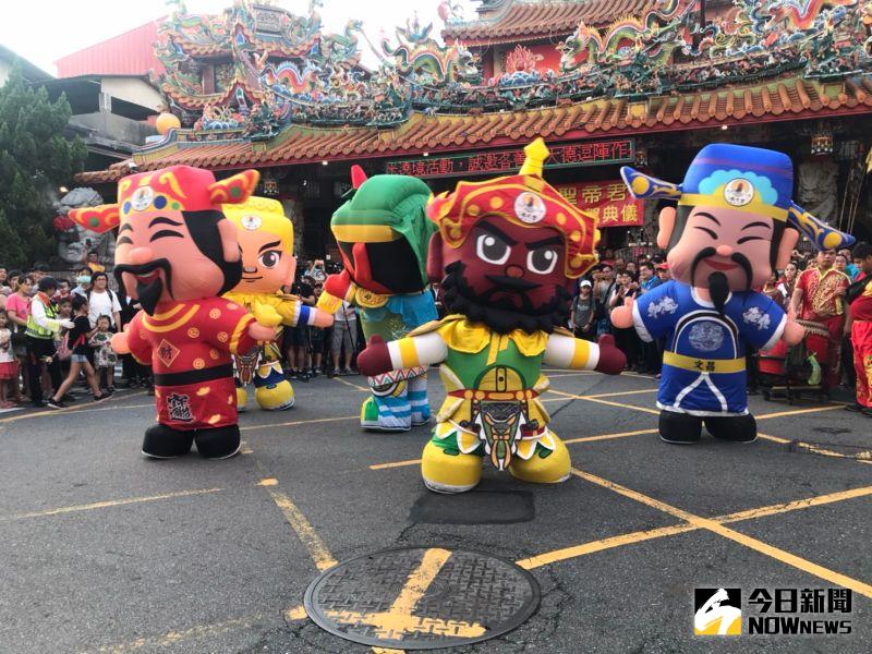 ▲南天宮遶境隊伍中,仿關帝君等神尊的娃娃團最吸晴,造型超可愛,成為搶拍焦點。(圖/金武鳳攝,2020.7.12)