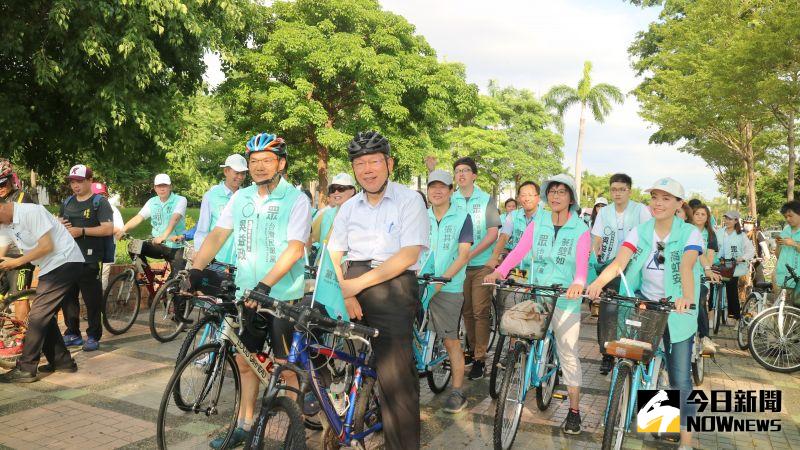 ▲民眾黨主席柯文哲陪同黨提名的高雄市長參選人吳益政一起騎自行車。(圖/記者鄭婷襄攝,2020.07.12)