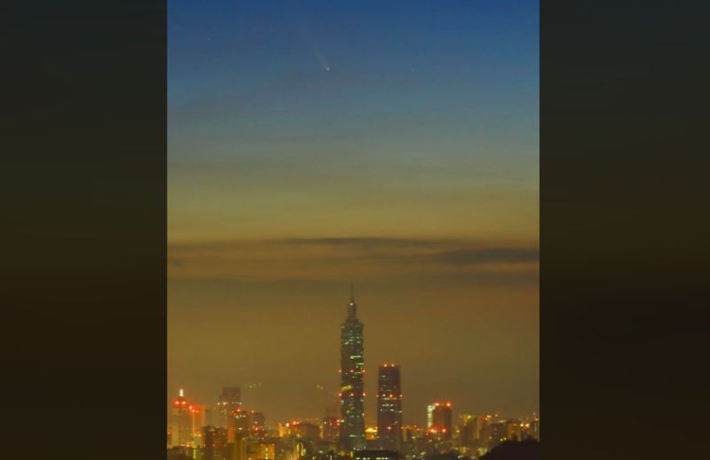 ▲氣象局長鄭明典在臉書上分享網友「小小蘋園」提供的NEOWISE彗星美照。（圖／翻攝自鄭明典臉書）
