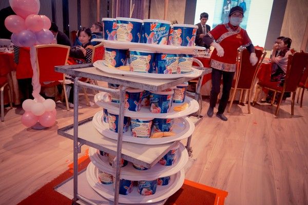 ▲不少網友也分享自己遇過婚宴的甜點是「家庭號冰淇淋桶」。(圖/翻攝爆怨公社)