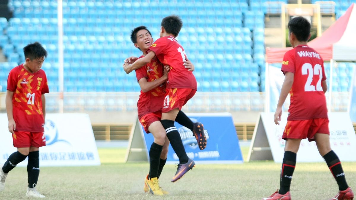 ▲台中清水蔡鎰澤(右二)踢進致勝球後隊友上前擁抱慶賀。（圖／迷你足球協會提供）