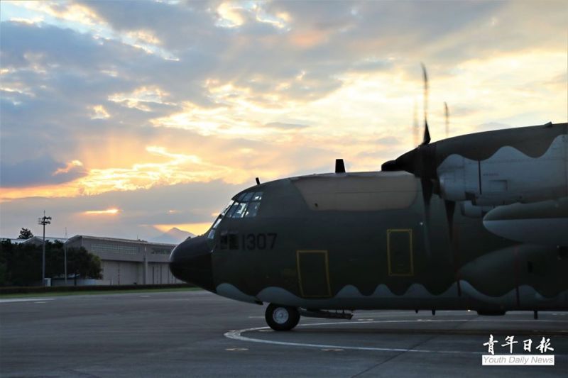 ▲漢光36號演習首日，參演的C-130H運輸機起飛，前往指定地點實施戰力保存。（圖／青年日報臉書）