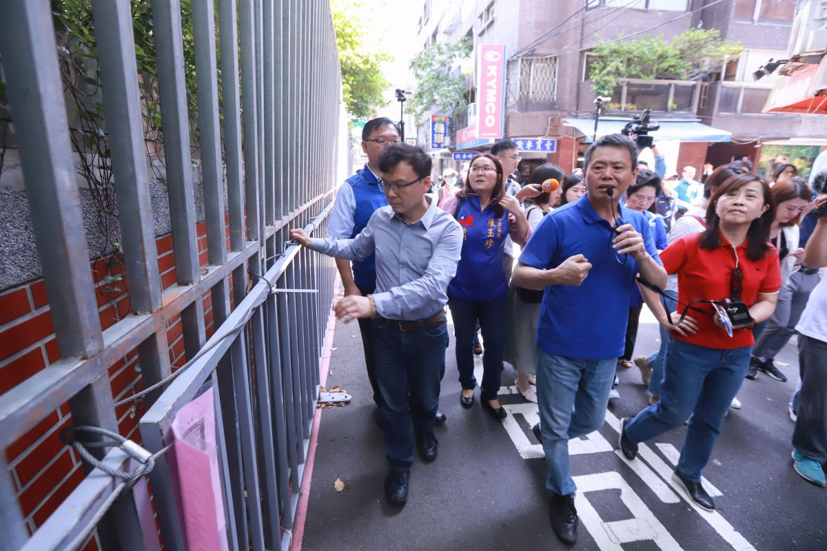 ▲國民黨團直接帶媒體巡視架立法院外的圍欄、拒馬。 (圖/記者葉政勳攝)