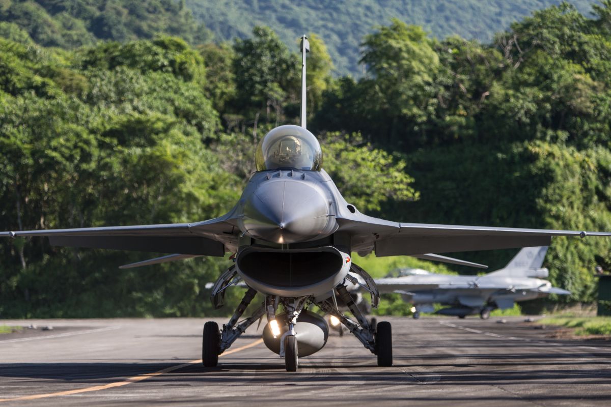 ▲漢光36號演習首日，F-16戰機準備起飛轉場。（圖／軍聞社提供）