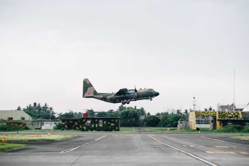 ▲漢光36號演習首日，屏東基地C-130運輸機起飛轉場。（圖／軍聞社提供）