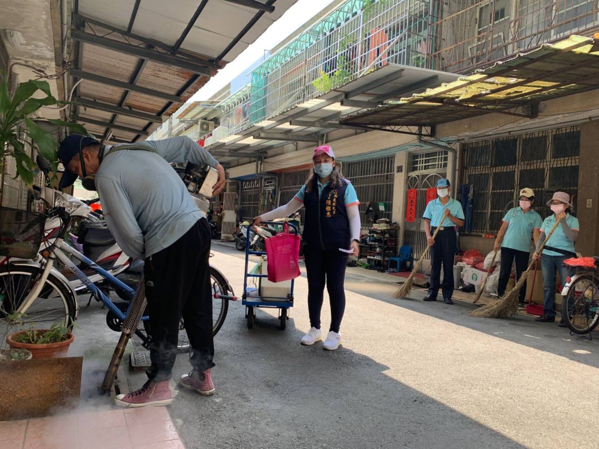 ▲登革熱防疫不能掉以輕心，中市南區國光里長陳雅惠帶領環保志工，穿梭里內各巷弄，進行病媒蚊防治噴藥消毒。(圖／柳榮俊攝2020.7.13)