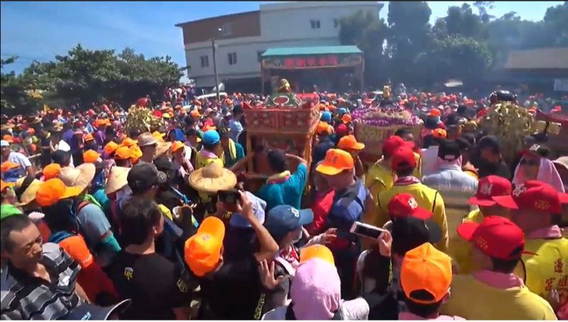 ▲白沙屯媽祖、山邊媽祖分轎後會先看戲。(圖/翻攝自白沙屯媽祖網路電視台)