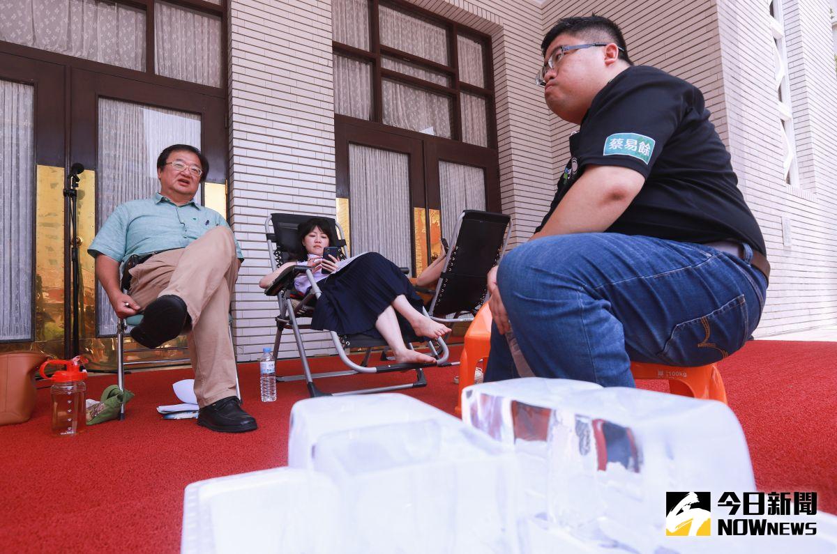 ▲民進黨團立委高嘉瑜、蔡易餘、何志偉、賴品妤等人在立院議場外值班，防藍委攻佔議場。（圖／記者葉政勳攝 , 2020.07.13）