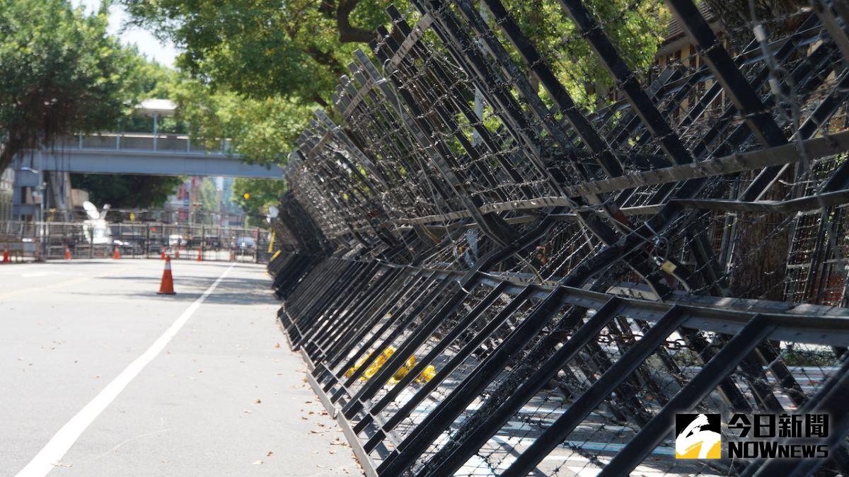 ▲立院本週審監委人事案 ，立院周邊佈滿逾千警與拒馬防抗爭。（圖／記者呂炯昌攝.2020.07.13）