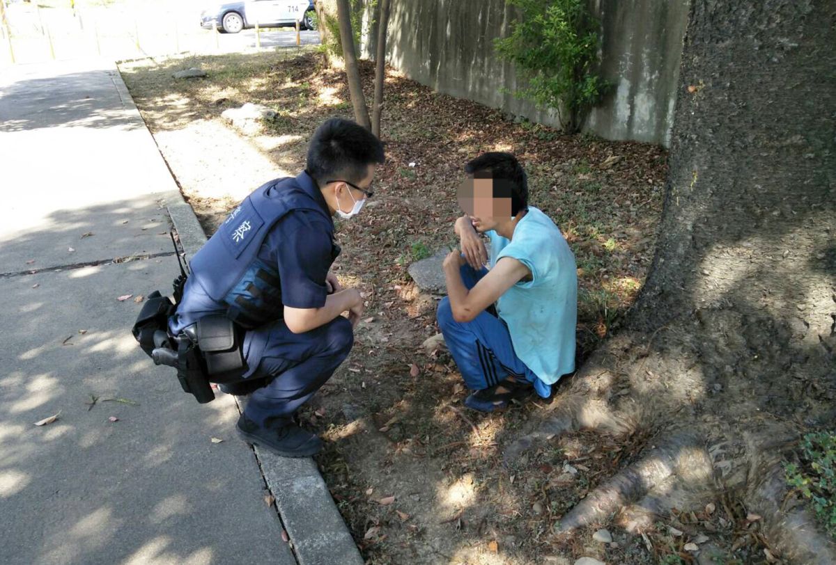 ▲家住龍潭區的侯姓男子，因在電視上看到振興三倍券已送抵平鎮區高雙郵局，自己搭公車前往郵局準備領取，但搞錯時間苦候多時差點中暑。（圖／平鎮分局提供）