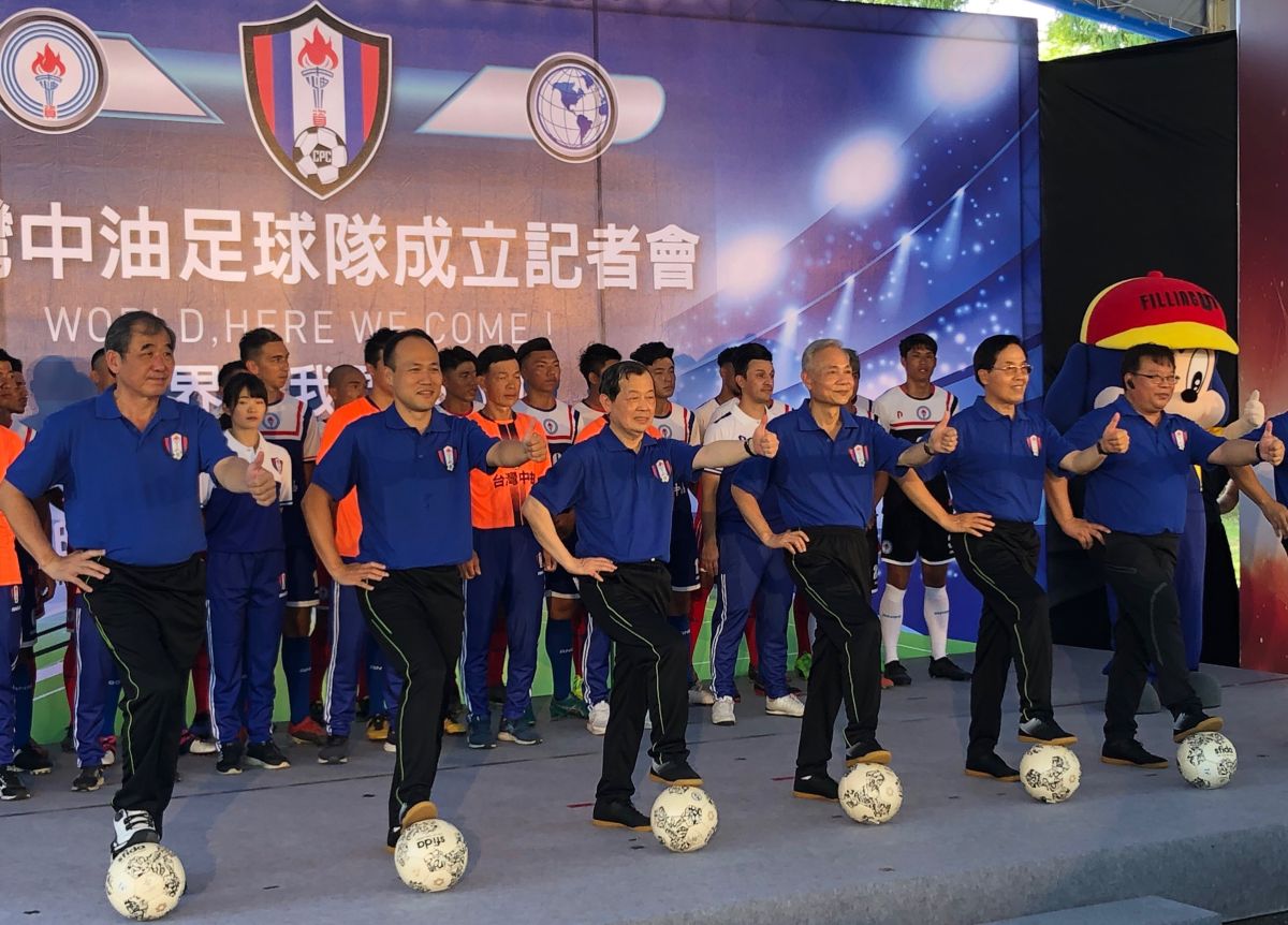 ▲台灣中油公司董事長歐嘉瑞(前排左3)和與會體育界人士有信心帶領足球好手踢向全世界。(圖／記者黃守作攝，2020.07.13)