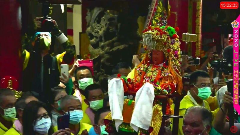 ▲眾人將白沙屯媽祖請上神龕安座。(圖/翻攝自白沙屯媽祖網路電視台)