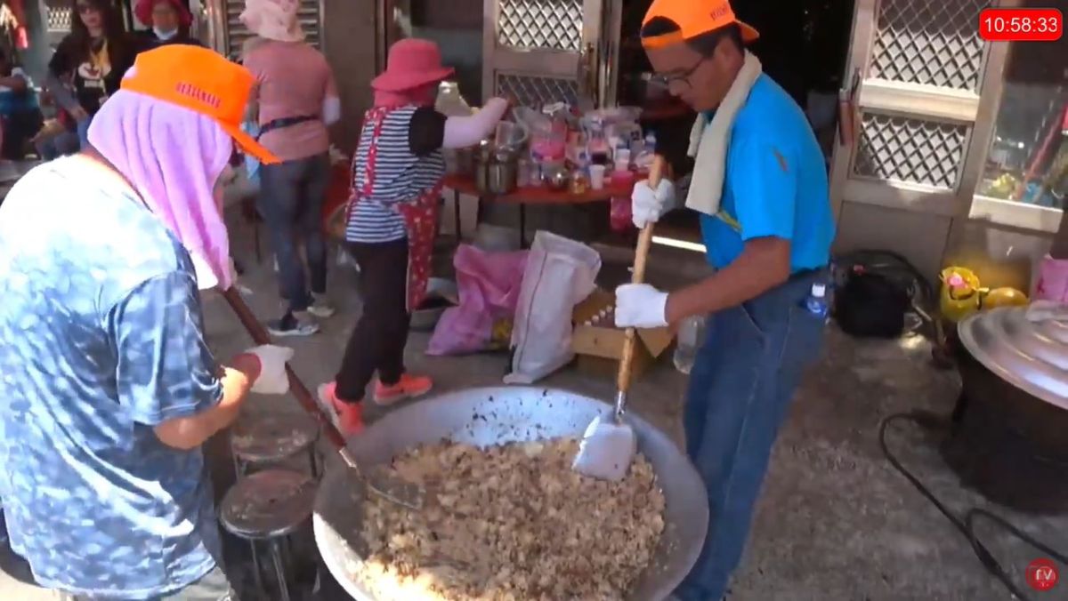 ▲媽祖回家！白沙屯全體總動員宴請香燈腳。（圖／翻攝自白沙屯媽祖網路電視台）