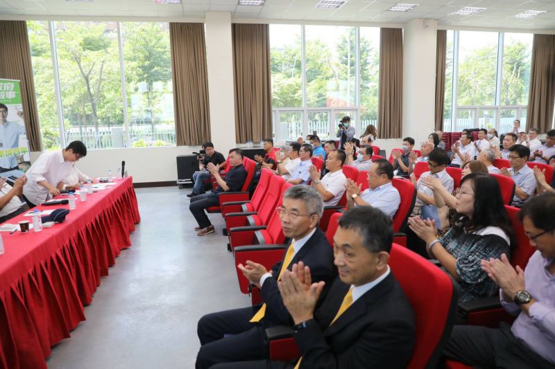 ▲陳其邁今天參訪和發產業園區並與台郡、禾聯碩等數十家業者代表舉行座談會交流高雄產業議題。(圖/陳其邁競選辦公室提供)