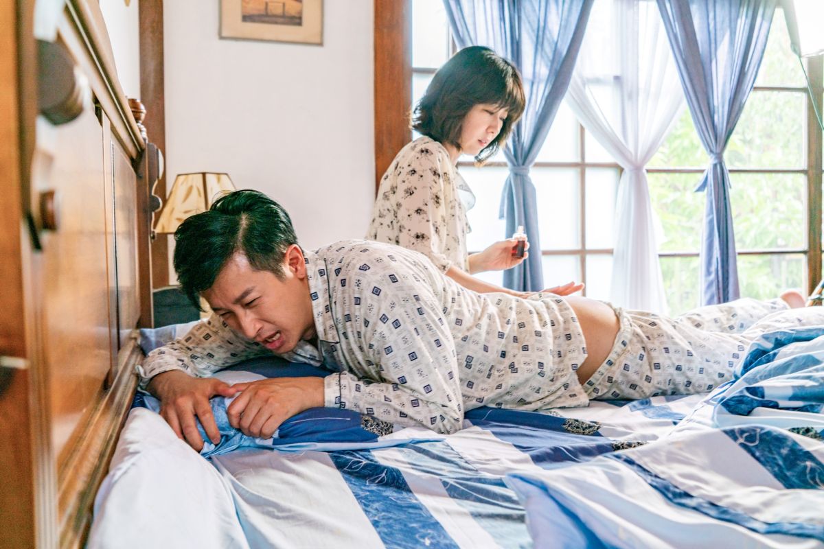 ▲邱凱偉（左）露出屁股蛋。（圖 / 三立提供）