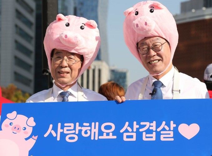 ▲朴元淳與京畿道知事李在明,兩人在去年爆發非洲豬瘟時出席活動(圖/翻攝自