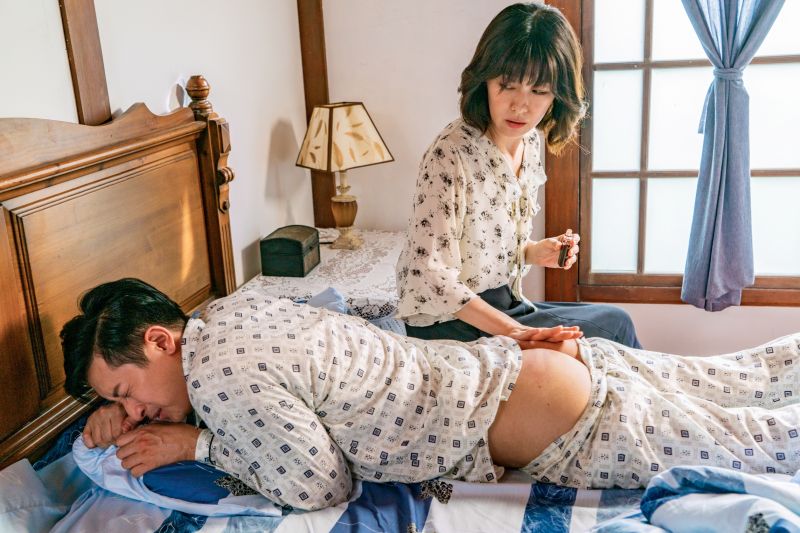 ▲邱凱偉(左)表示除了老婆之外,李維維是第二個摸過他屁股的女人了。(圖