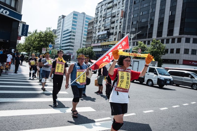 ▲樂生保留自救會和青年樂生聯盟發起「六步一跪」到衛福部的活動。(圖/民團提供)
