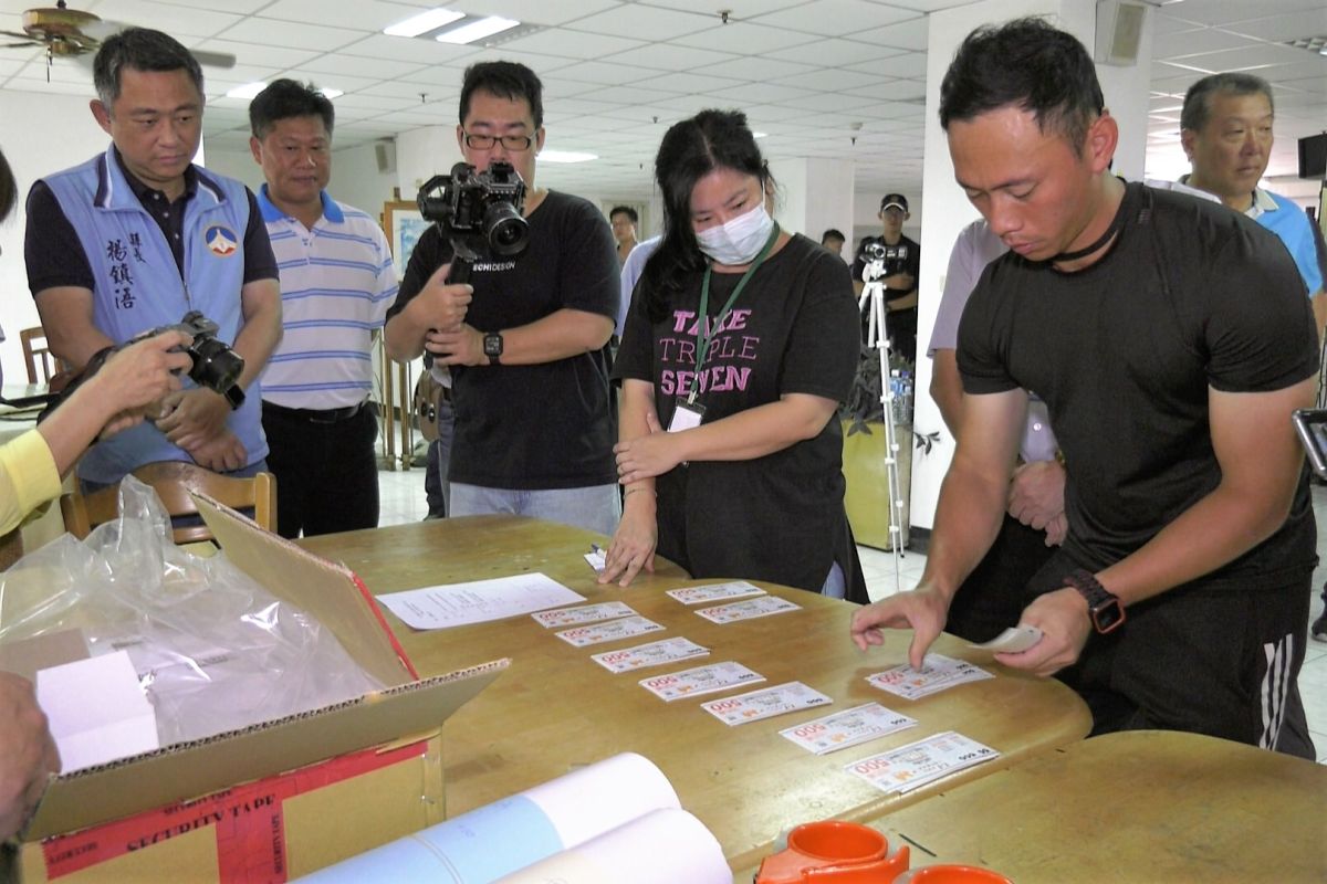 ▲金門版振興券點交，各鄉鎮公所人員小心翼翼清點。(圖/記者蔡若喬攝)