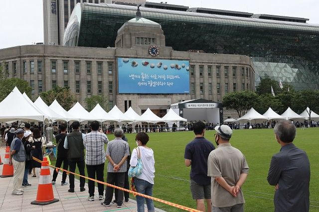 ▲市民前往首爾市政府架設的焚香所弔唁。(圖/翻攝自《韓國經濟》)