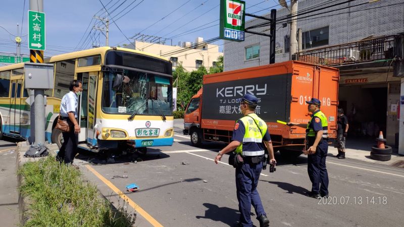 ▲鄭姓公車駕駛開在內側車道，女機車騎士疑似要左轉，準備從外側車道要切入內側車道，雙方才發生碰撞。（圖／彰化踢爆網提供，2020.07.13）