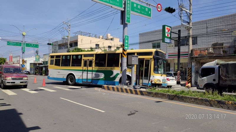 ▲公車閃避不及,撞上女騎士後,還衝到對向車道並撞到中央分隔島。(圖/彰化踢爆網提供,2020.07.13)