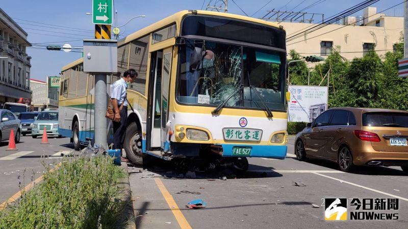 ▲彰鹿路四段與五段交界巷口發生車禍事故,一輛彰化客運公車疑似未注意到騎士,與1名女騎士發生擦撞。(圖/彰化踢爆網提供,2020.07.13)