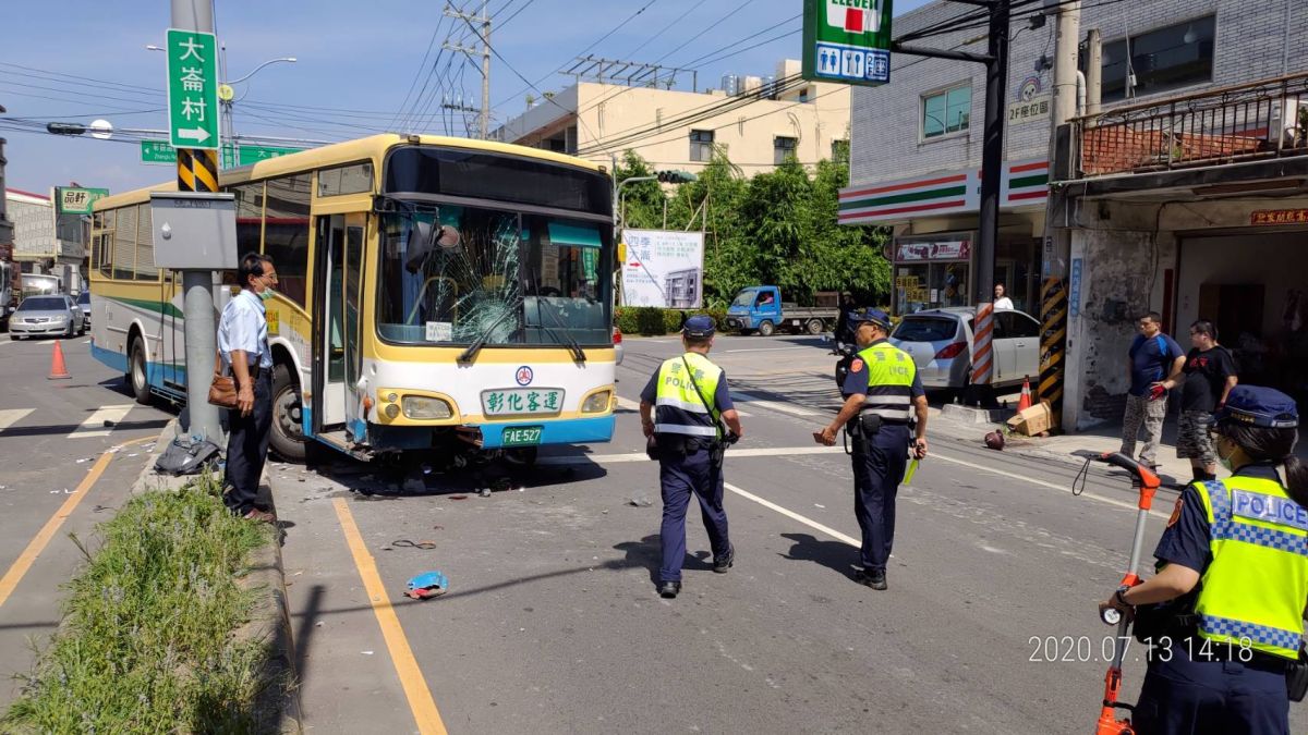 ▲鹿港鎮彰鹿路五段發生一起機車騎士與彰化客運班車碰撞事故，女騎士身體多處骨折，頭部撕裂傷，送醫仍宣告不治。（圖／彰化踢爆網提供，2020.07.13）