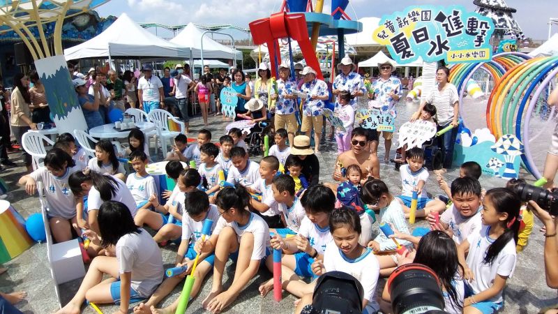 ▲兒童新樂園「小小水樂園」今(13)日開幕,台北市長柯文哲揭牌與民同樂。(圖/台北捷運提供)