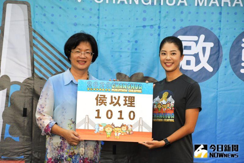 ▲縣長王惠美也特別致贈活動號碼布卡版給與鐵人體育主播侯以理,預祝她順利完賽。(圖/記者陳雅芳攝,2020.07.13)