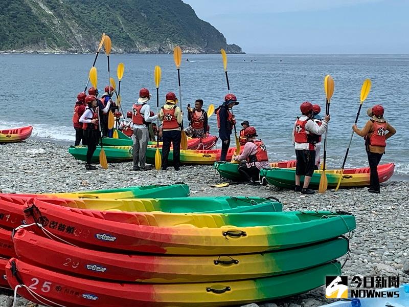 ▲在獨木舟下水前，教練先做安全講解。(圖/記者康子仁攝)