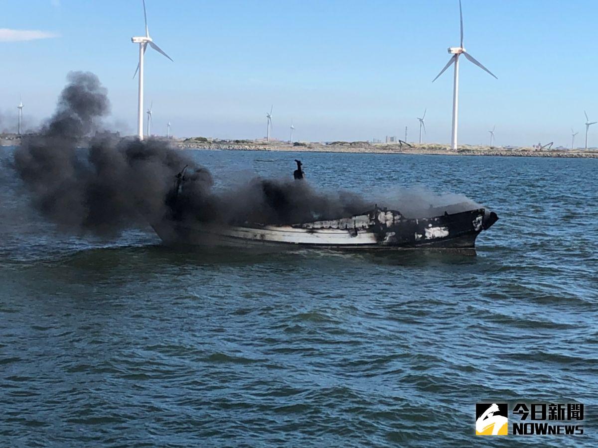 ▲海巡署塭仔安檢所守望人員發現線西肉粽角前方約1.5浬，竟有1艘漁船起火燃燒。（圖／記者陳雅芳翻攝，2020.07.13）