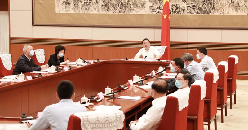 ▲李克強主持召開「經濟形勢專家和企業家座談會」。(圖/翻攝新華網)