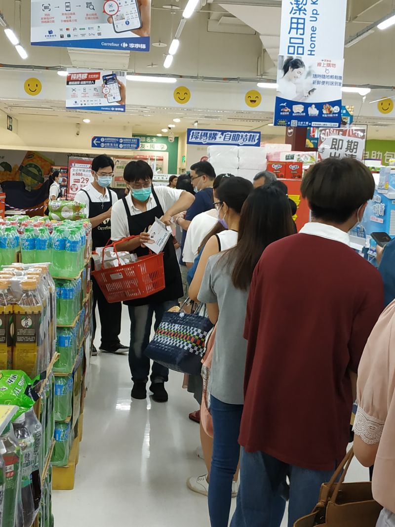 ▲店員發放冰棒給排口罩的民眾食用。(圖/翻攝口罩現貨資訊區)