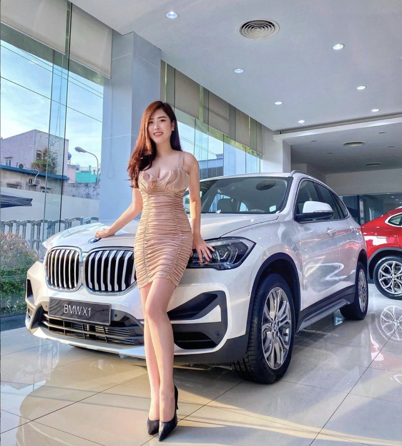 ▲除了在網路上曬出自己與各種BMW車款的合照外,她也經常穿著低胸洋裝自拍,露出傲人雙峰讓粉絲大飽眼福。(圖/翻攝自@aysa0203)