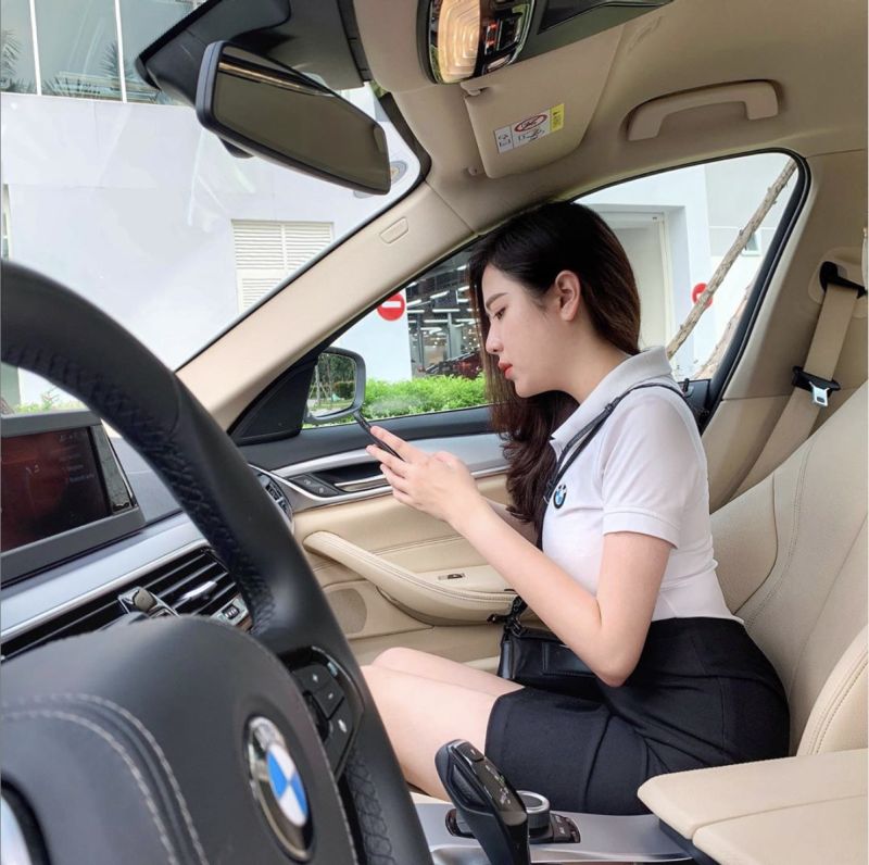 ▲一位越南的BMW汽車業務員在網路上走紅，身材高挑、擁有一雙大長腿與精緻臉蛋的她在IG上引起網友注意，立刻吸引4萬多名粉絲追蹤。（圖／翻攝自@aysa0203）