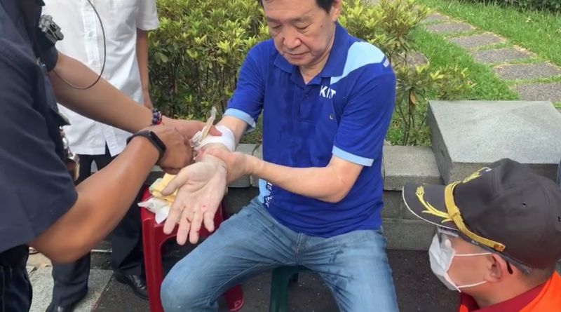 國民黨立委費鴻泰在推擠過程中受傷,警方及醫護人員也隨即為他包紮。