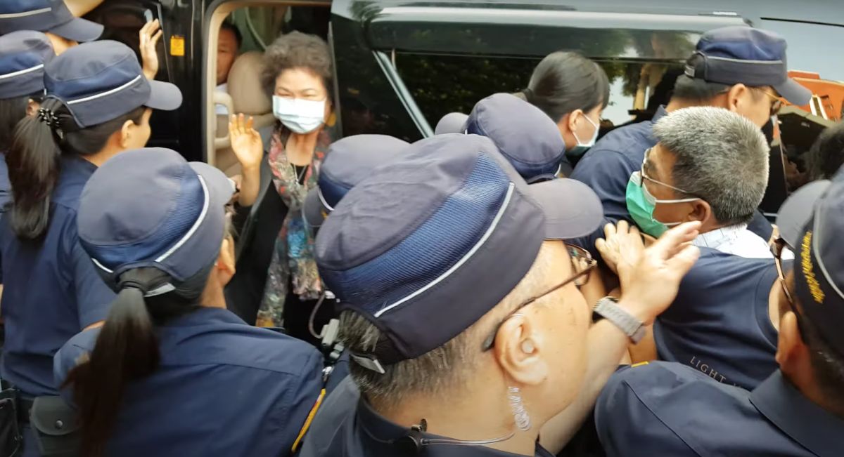 ▲監察院長被提名人陳菊被大批警力架進立法院。（圖／國民黨立委鄭正鈐提供,2020.7.14）