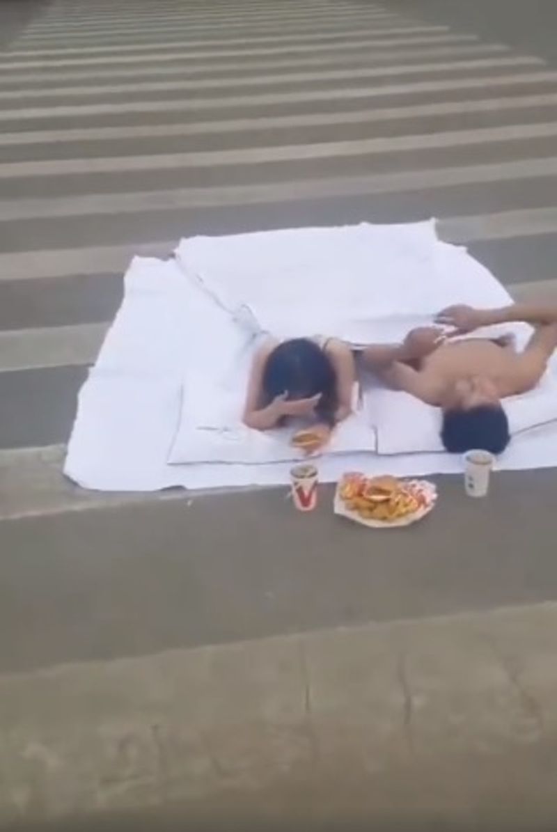 ▲山東菏澤市鄆城縣一對新人在馬路上拍婚紗,照片曝光後引發眾怒。(圖/翻攝自微博)