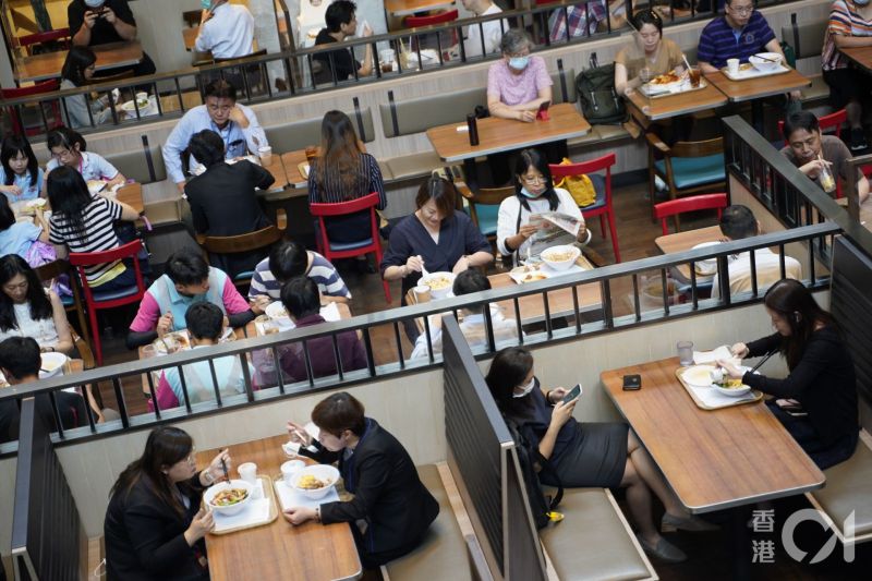 ▲香港實施限聚令前餐廳內的人流(圖/翻攝自香港01)