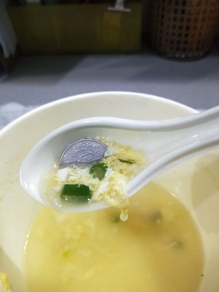 ▲一名女網友在臉書社團《爆怨公社》貼文提到,喝蛋花湯喝到快見底時,竟意外撈出一枚10元硬幣,當下愣住不知該如何是好,撈起現金之餘,卻不禁擔心店家食安疑慮,不過許多網友看完貼文卻不禁笑稱「呃,算是賺到了」。(圖/翻攝自爆怨公社)
