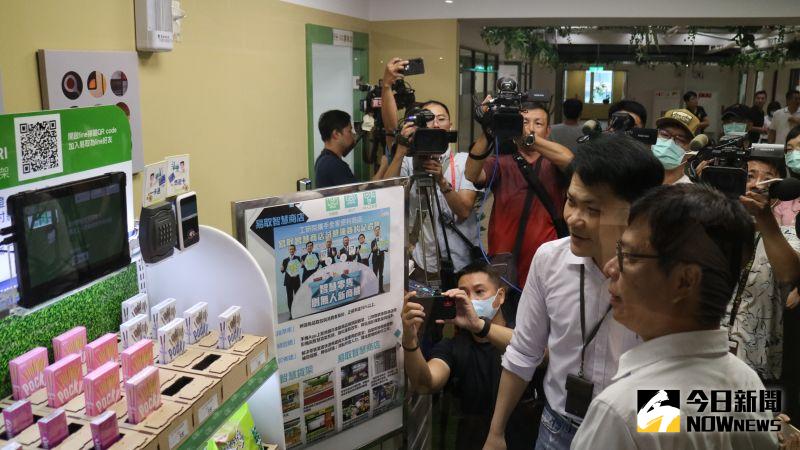 ▲陳其邁體驗使用辦公室智慧貨架。(圖/記者鄭婷襄攝,2020.07.14)