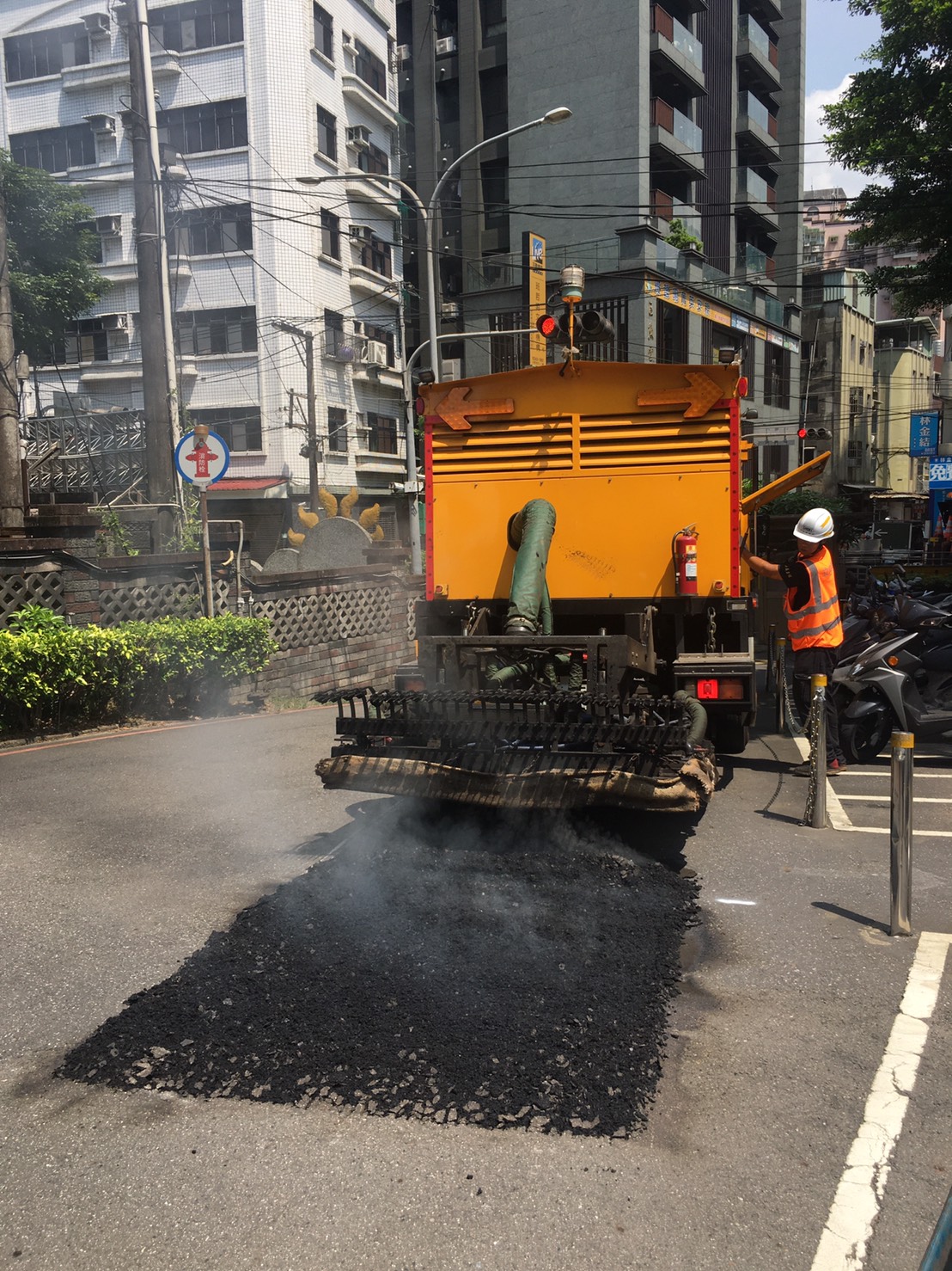 ▲土城區公所路面維護廠商引進熱再生修補車。（圖/土城區公所提供）