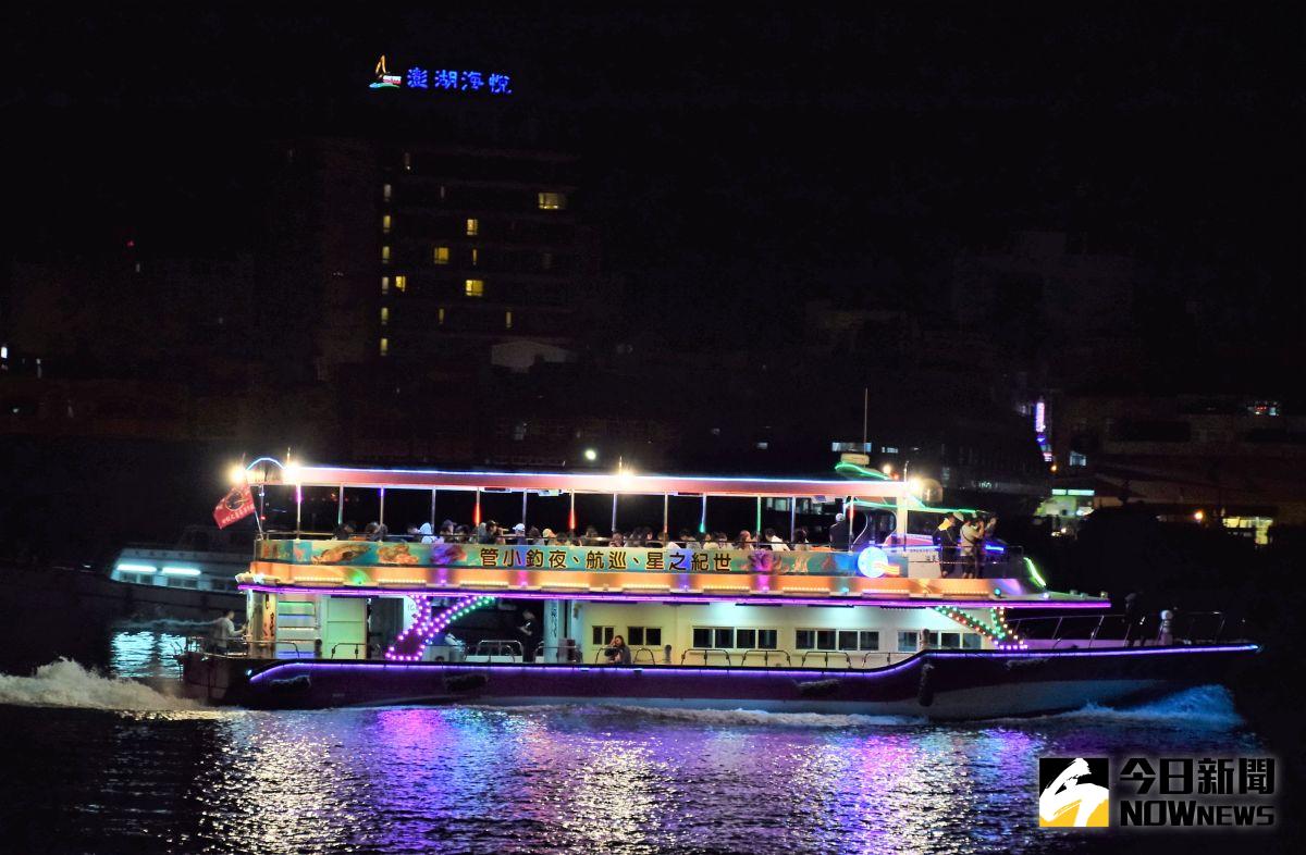 ▲花火節施放的時間澎湖內海大約都會有100艘左右的船隻聚集，遊客從海上回望絢爛多姿的馬公觀音亭休閒園區，享受另類的花火視角。（圖／記者張塵攝，2020.07.14）