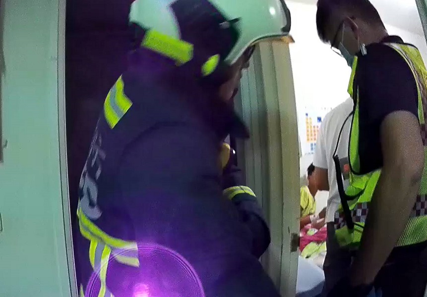 ▲警消破門後，被吵醒的孩子一臉惺忪(圖/記者鄧力軍翻攝)