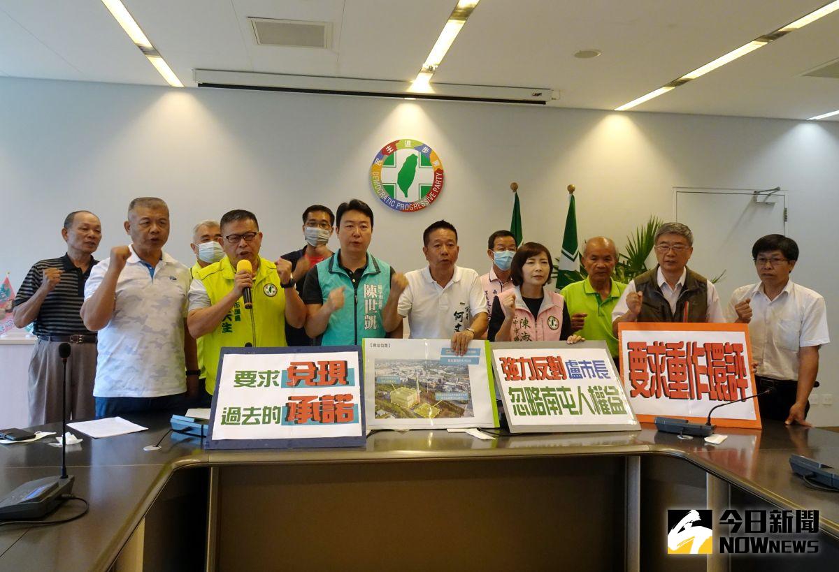 ▲中市綠營議員何文海等人，抨擊市府執意興建新焚化爐，是公然帶頭違法。（圖／柳榮俊攝，2020.7.14)