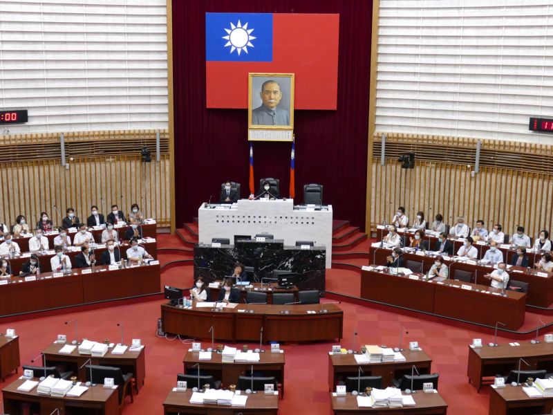 高雄市代理議長陸淑美聲援李永癸,帶頭邀請官員為警察局長李永癸鼓掌,,感謝李永癸對高雄治安的努力與貢獻。(高雄市議會提供)