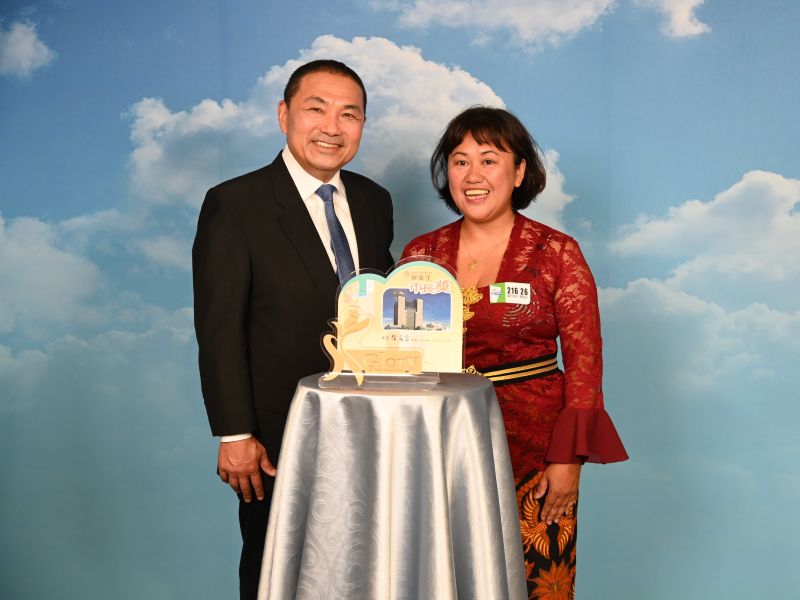 ▲獲得「學業優良市長獎」的蘆洲國中慕雅妮來自印尼,在班上勤奮好學,更在新北市多所國中小教學生說印尼語,足為青年典範。(圖/新北市教育局提供)