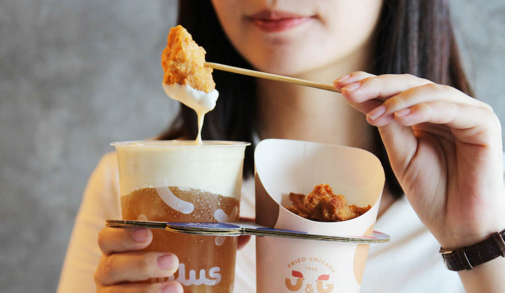 ▲隨著話題性十足的桃園新光影城將在明（15）日開幕，知名本土炸雞品牌也同時推出手搖茶飲新品牌，創新的炸雞沾奶蓋茶的吃法，瞬間掀起話題。（圖／業者提供）